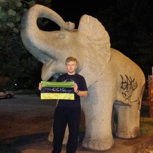 CCIG Akcja Flaga 2018 - Slon - pomnik